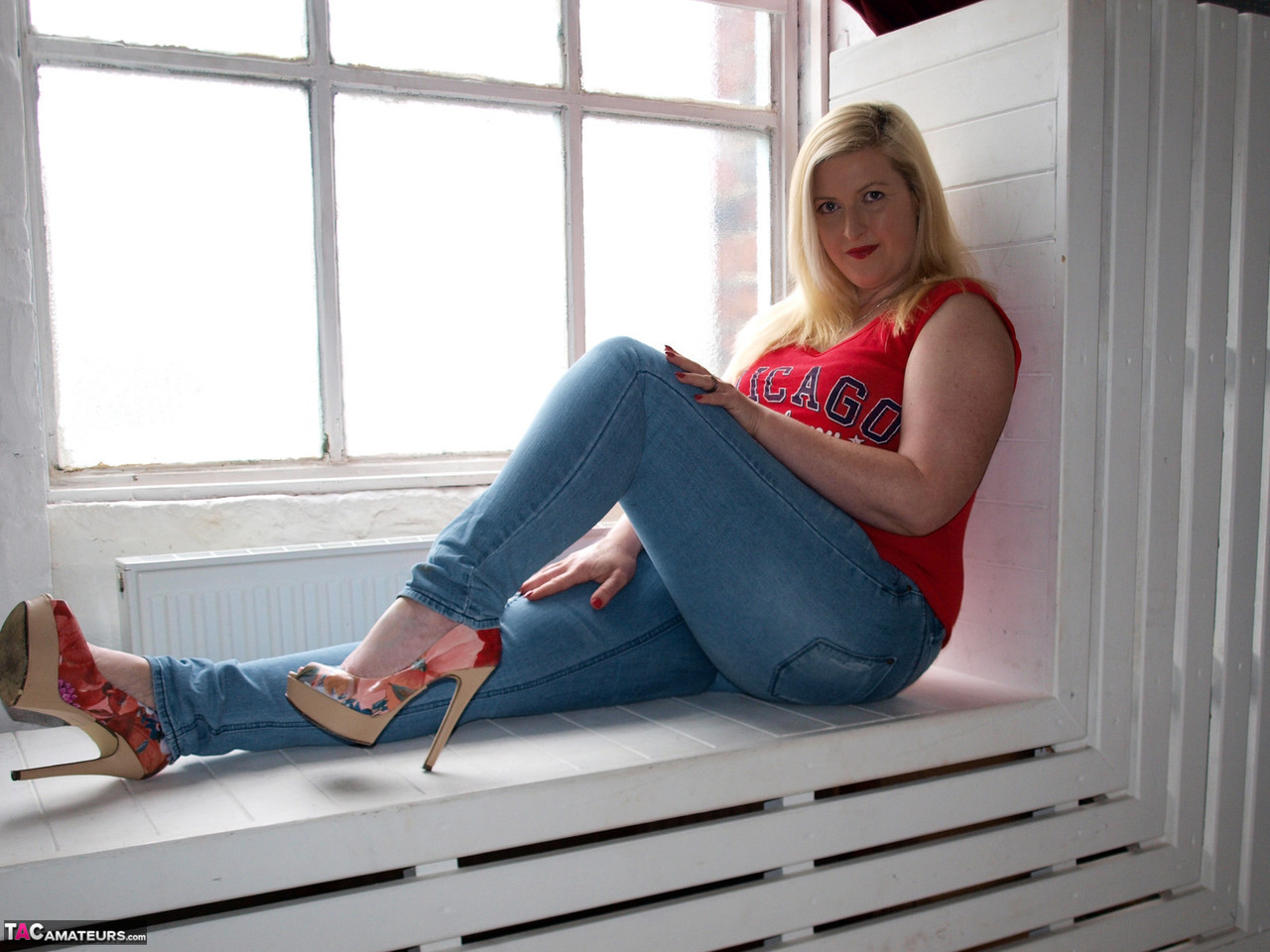 Blonde amateur Samantha exposes her thick body near a window ポルノ写真 #427406642 | TAC Amateurs Pics, Samantha, Jeans, モバイルポルノ