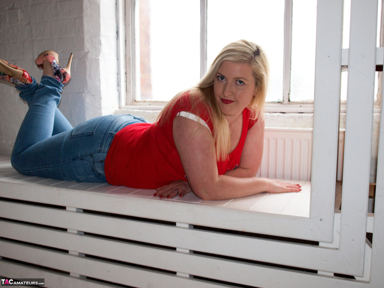 Blonde amateur Samantha exposes her thick body near a window 色情照片 #427406662 | TAC Amateurs Pics, Samantha, Jeans, 手机色情