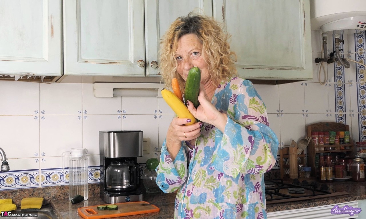 Mature woman with wavy blonde hair Anne Swinger masturbates with a cucumber Porno-Foto #429135167