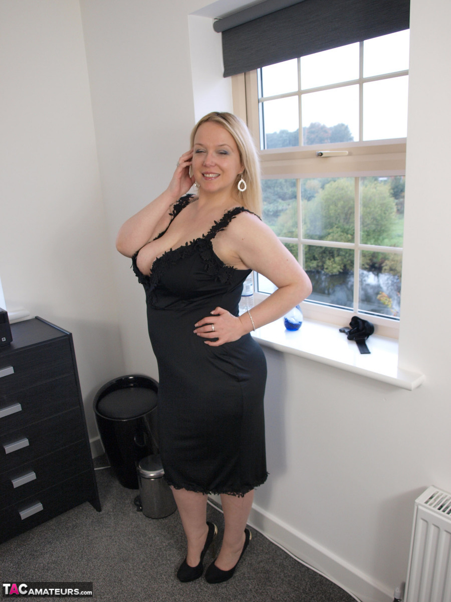 Overweight UK blonde Sindy Bust ditches a black dress to get naked on a bed porno foto #424463685