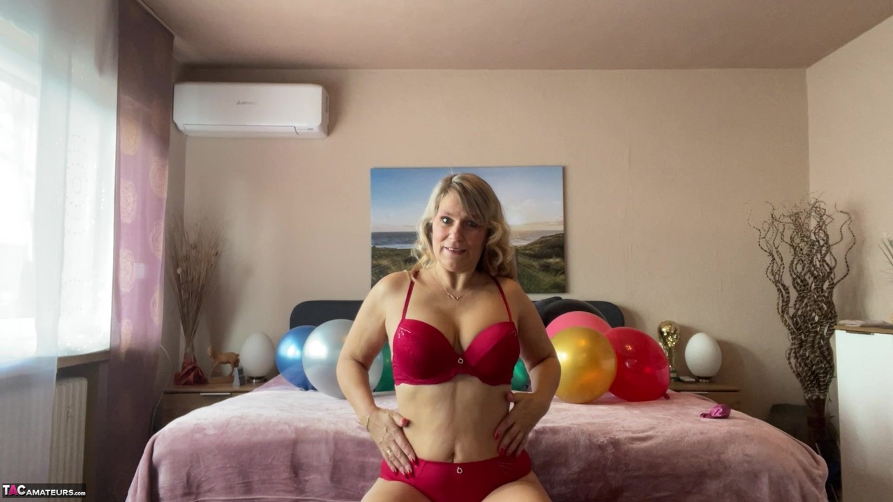 Middle-aged blonde Sweet Susi plays with balloons while getting naked on a bed 포르노 사진 #425401762