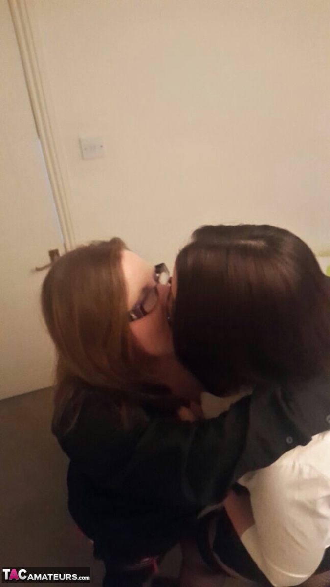Amateur chick Sara Banks shares a lesbian kiss before showing her cunt 포르노 사진 #425454248