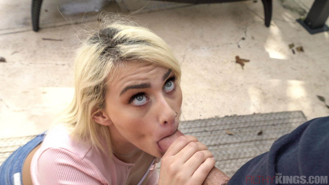 Blonde teen Indica Monroe delivers a POV blowjob on a poolside patio 色情照片 #426823367