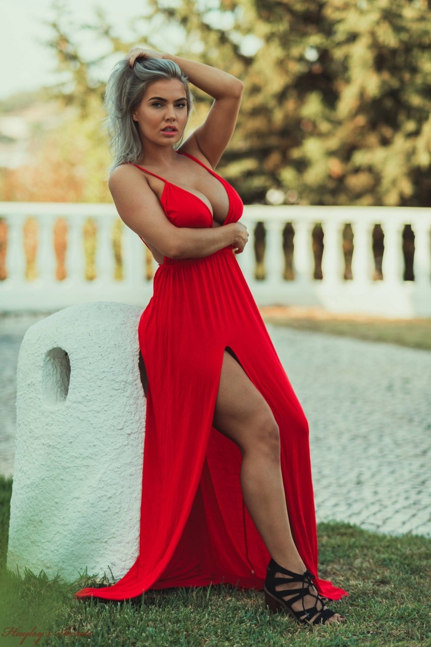 Thick blonde Electra Morgan discards a red gown to get naked in a yard Porno-Foto #424025904