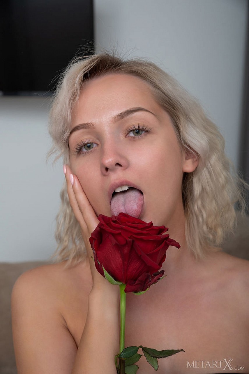 Platinum blonde teen Bernie fingers her tight pink pussy in red shoes only foto porno #424118905