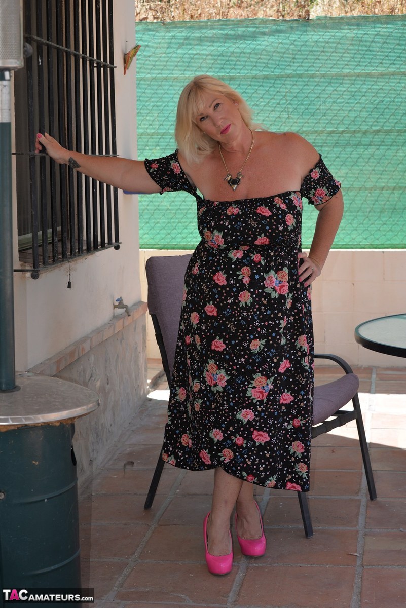 Melody, a mature blonde, loses her big breasts and fat buttocks while wearing a dress.