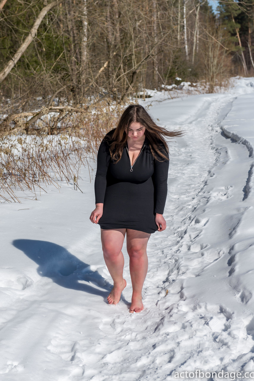 BBW solo girl is ball gagged and bound on snow-covered ground in the nude 色情照片 #428794745 | Bondage Aspect Pics, Natasha, Thick, 手机色情