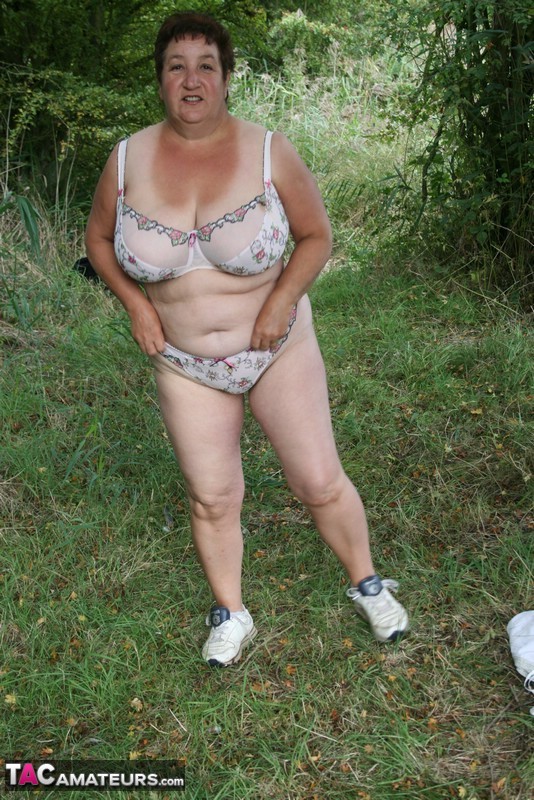 Mature BBW Kinky Carol strips to her lingerie in a wooded setting foto porno #427531685