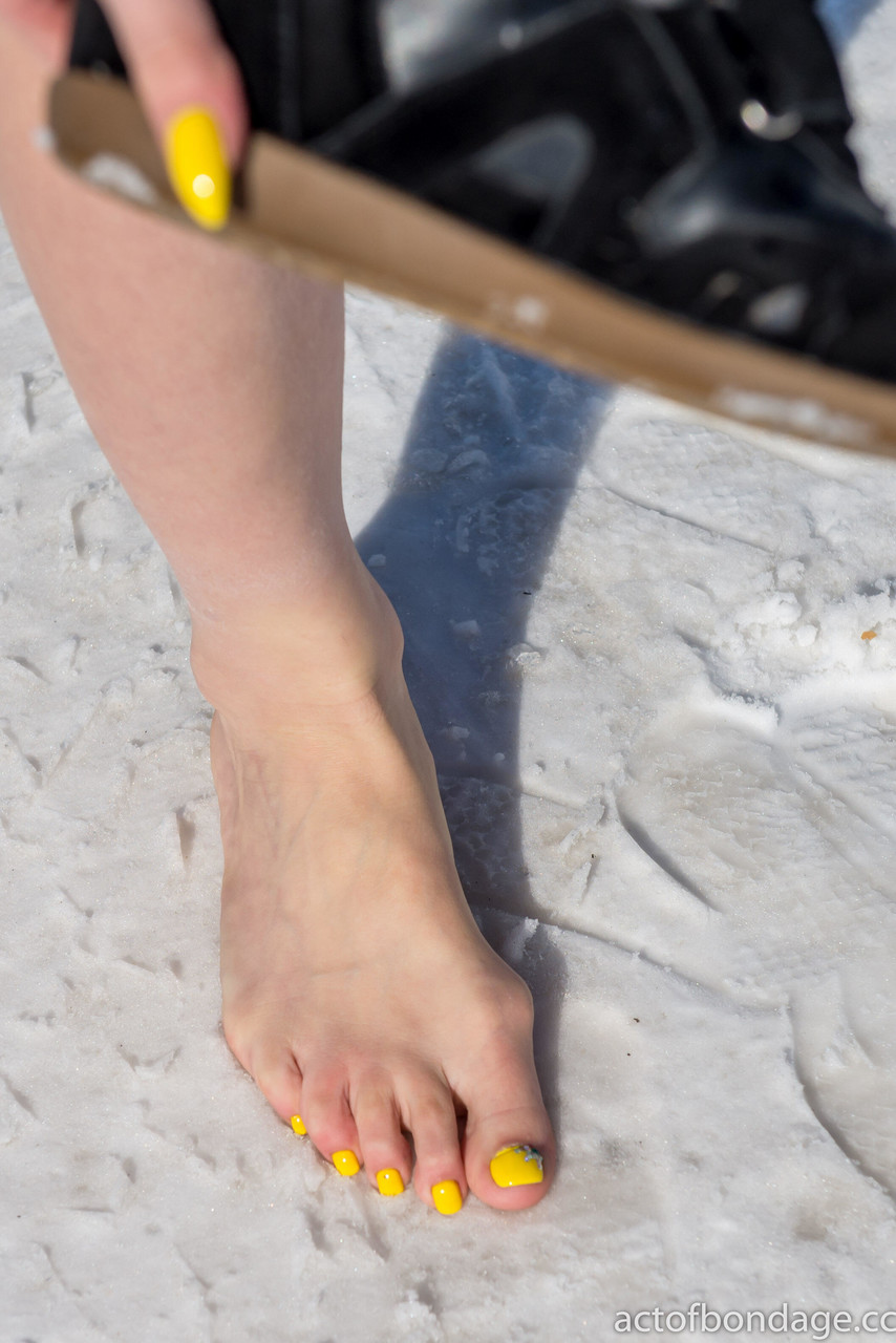 Claudia barefoot in snowBarefoot,Foot Fetish ポルノ写真 #425002110
