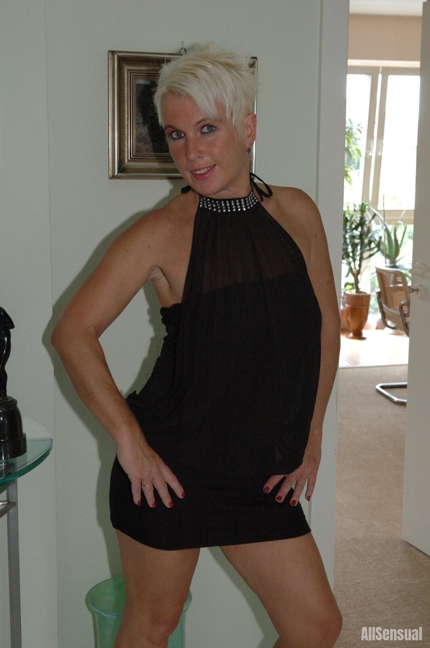 https://www.pornpics.com/galleries/mature-platinum-blonde-claudia-works-her-natural-tits-free-of-a-black-dress-95203062/