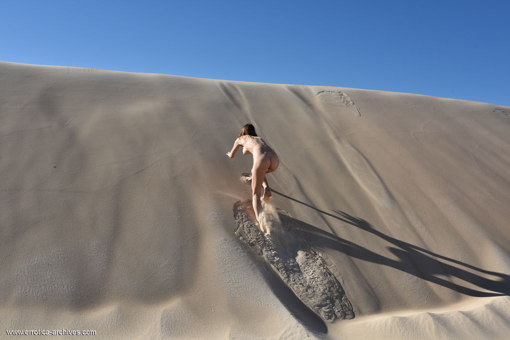 Pretty girl Maxa ascends and descends a sand dune in the nude 포르노 사진 #425253429