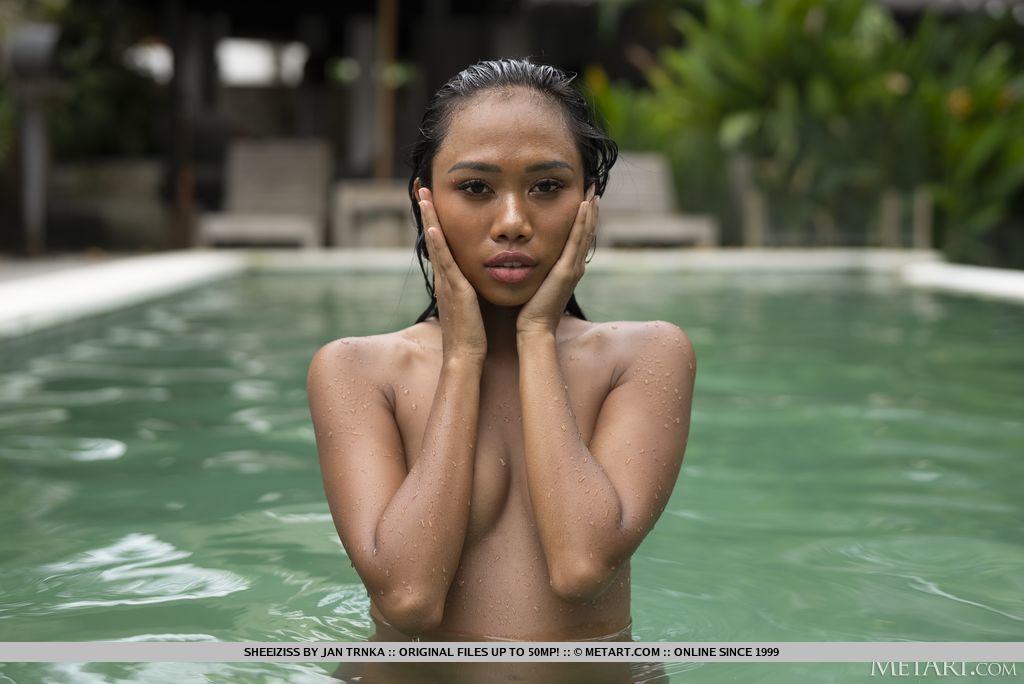 Petite Indonesian teen Sheeiziss showers after skinny dipping foto porno #422562924