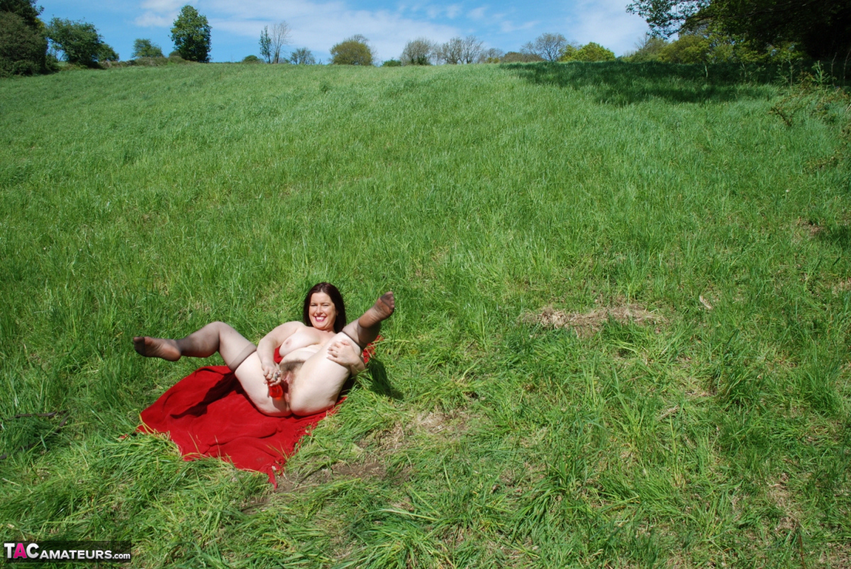 British amateur Juicey Janey dildos her bush on a red blanket in a field Porno-Foto #424119259