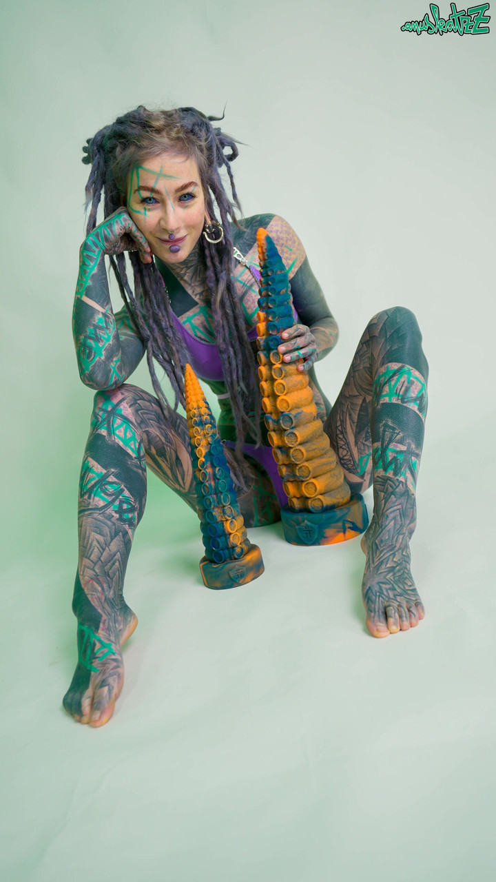 Heavily tattooed girl Anuskatzz holds a couple of taintacle toys in the nude 色情照片 #422703408 | Z Filmz Ooriginals Pics, Anuskatzz, Fetish, 手机色情