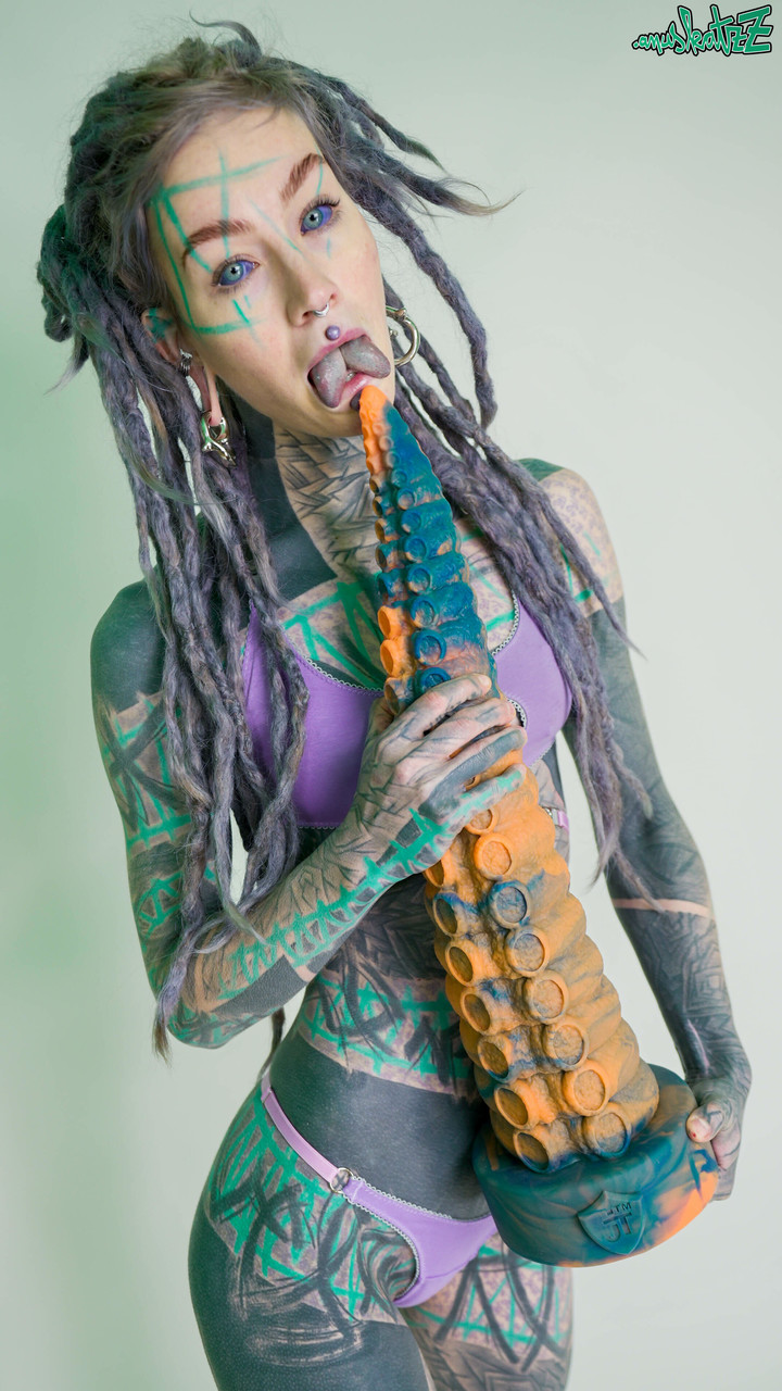 Heavily tattooed girl Anuskatzz holds a couple of taintacle toys in the nude foto porno #422703675