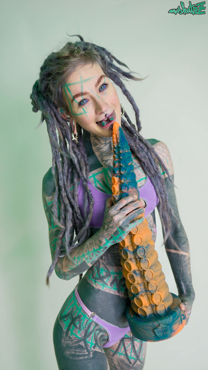 Heavily tattooed girl Anuskatzz holds a couple of taintacle toys in the nude foto porno #422703685