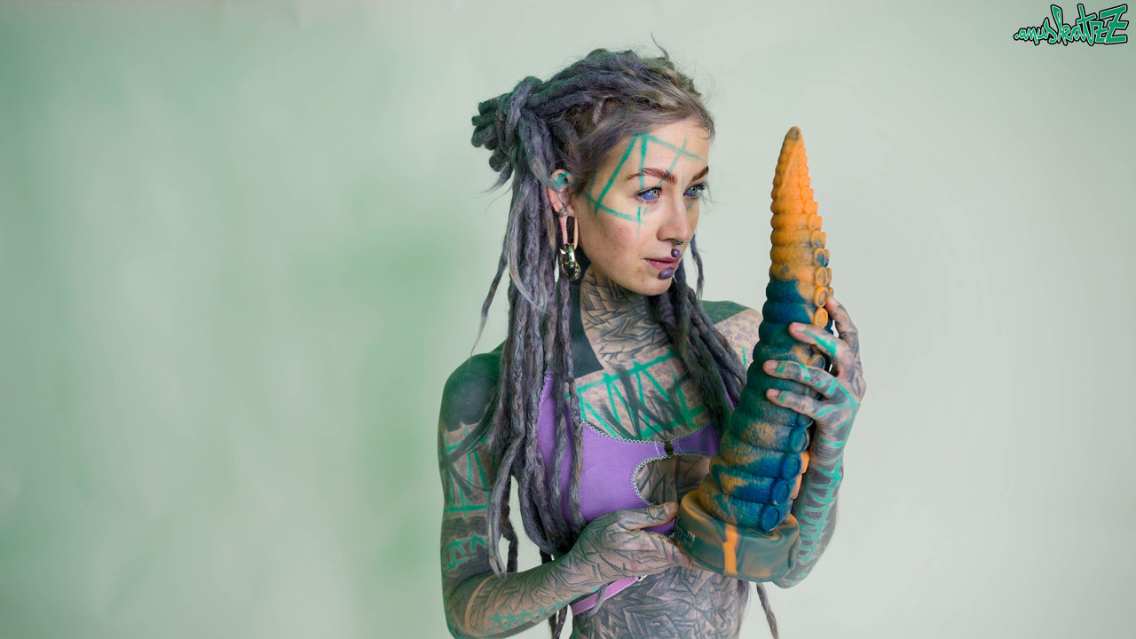 Heavily tattooed girl Anuskatzz holds a couple of taintacle toys in the nude порно фото #422703704