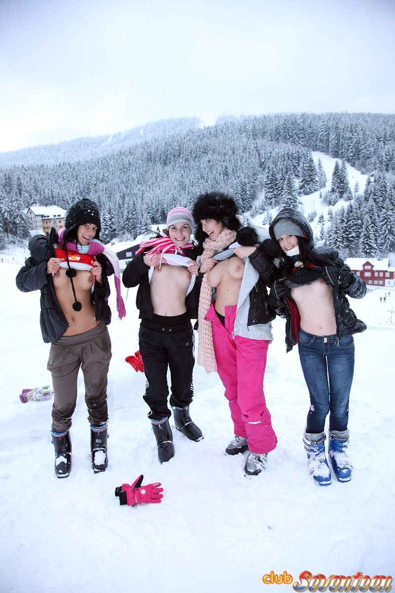 Teen girls play lesbian sex games after a day of hitting ski slopes 色情照片 #424194175