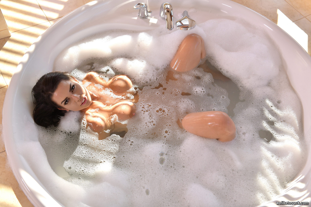 Chloe Lamour sucks off her butler in the bath porn photo #424243211