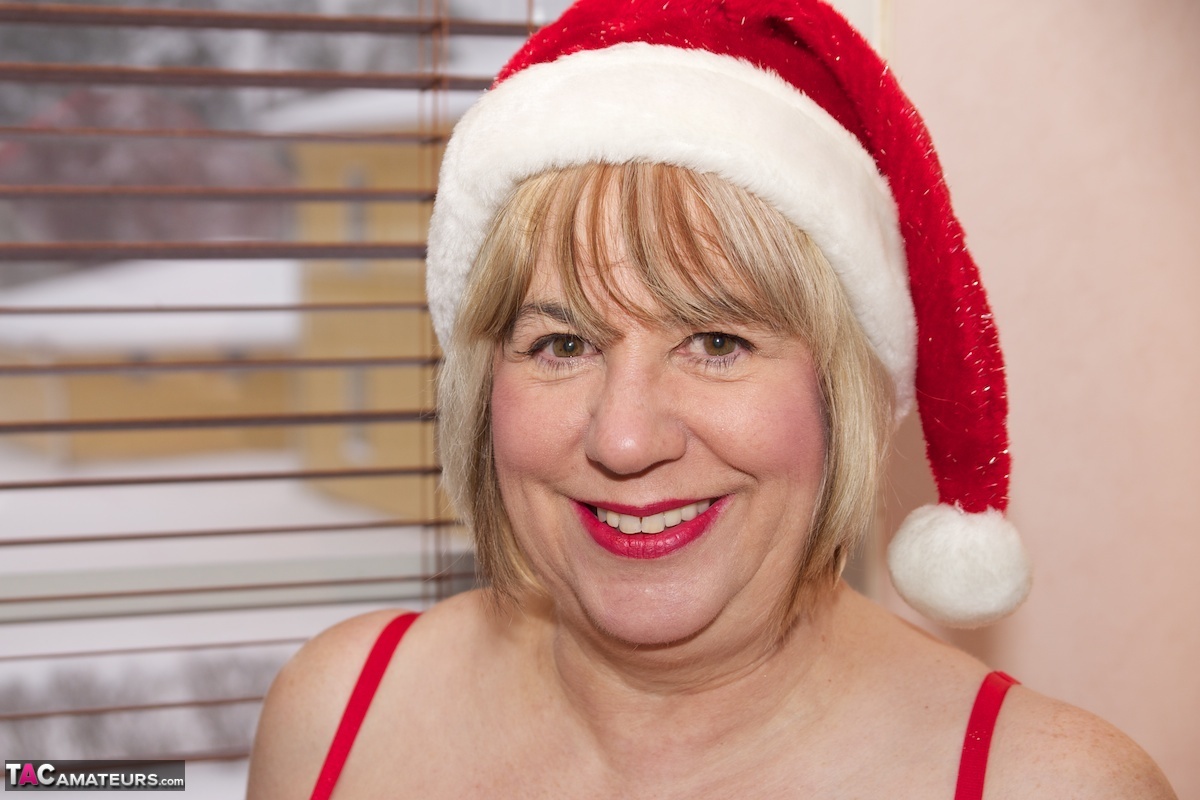 Older Uk Woman Speedy Bee Goes Nude In A Santa Cap And Long Red Boots