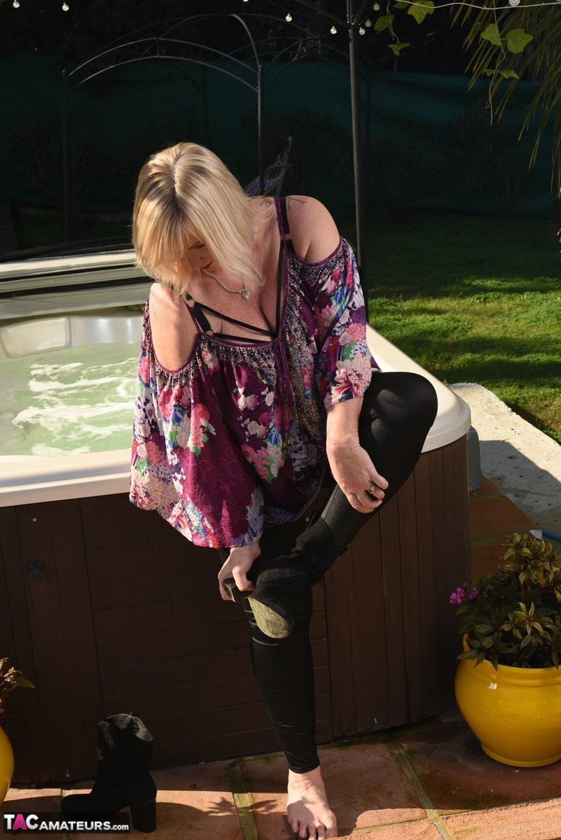 Fat Older Blonde Melody Peels Off Black Leggings Afore An Outdoor Hot Tub