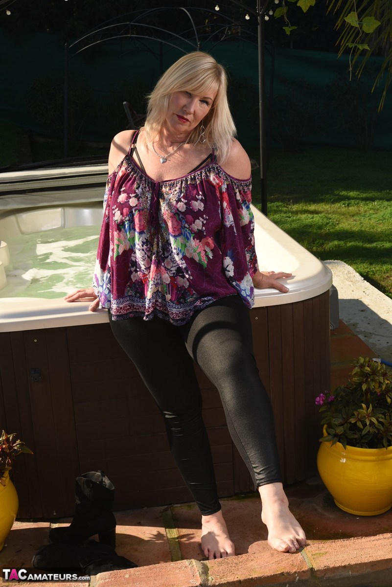 Fat Older Blonde Melody Peels Off Black Leggings Afore An Outdoor Hot Tub