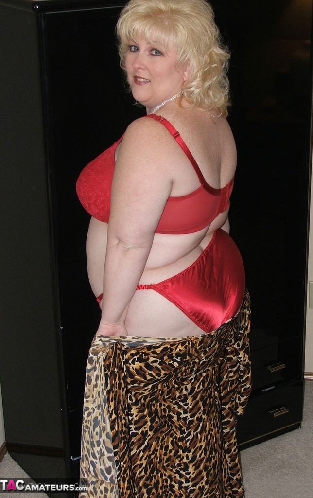 Amateur Bbw With Blonde Hair Taffy Spanx Gets Naked On A Bed In Heels