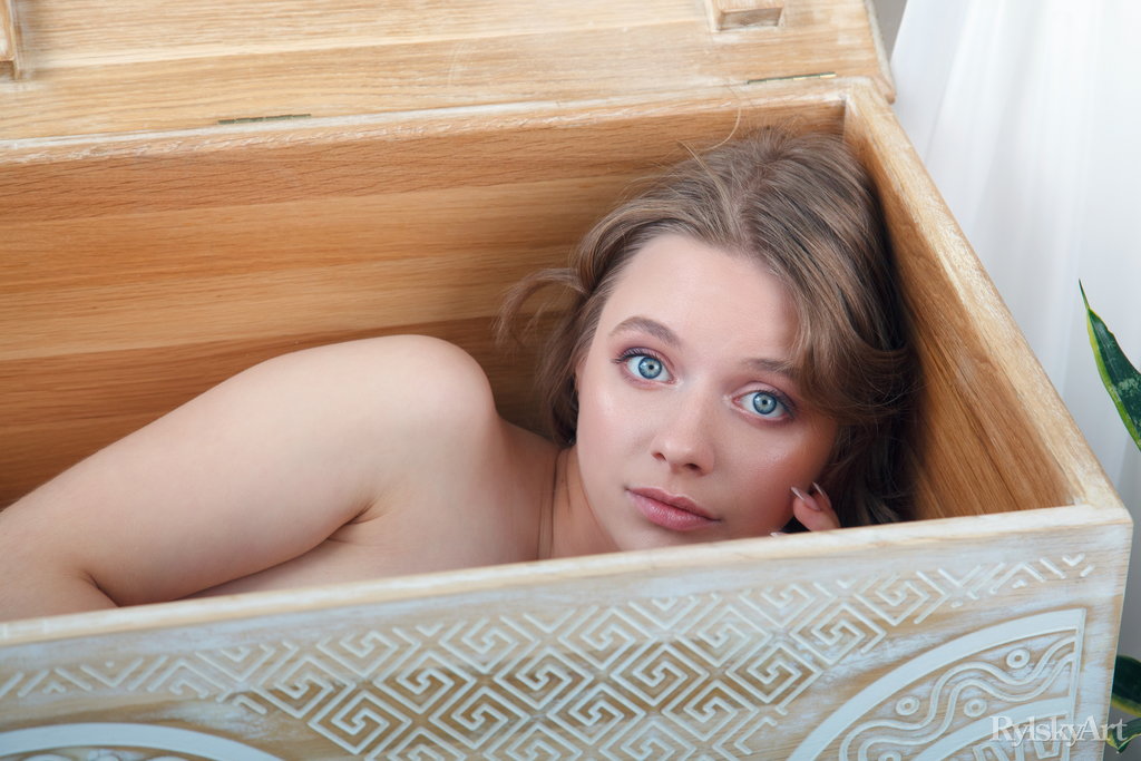 https://www.pornpics.com/galleries/gorgeous-teen-siya-emerges-from-a-wooden-trunk-while-totally-naked-85573361/