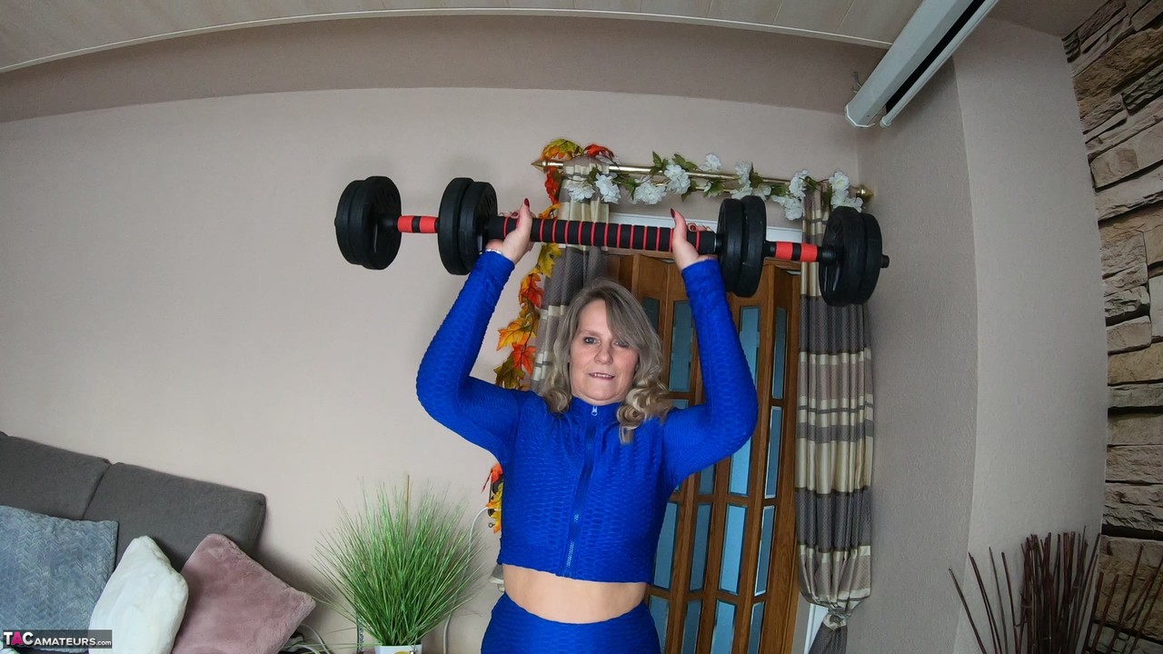 Middle Aged Blonde Sweet Susi Gets Naked While Pumping Iron At Home