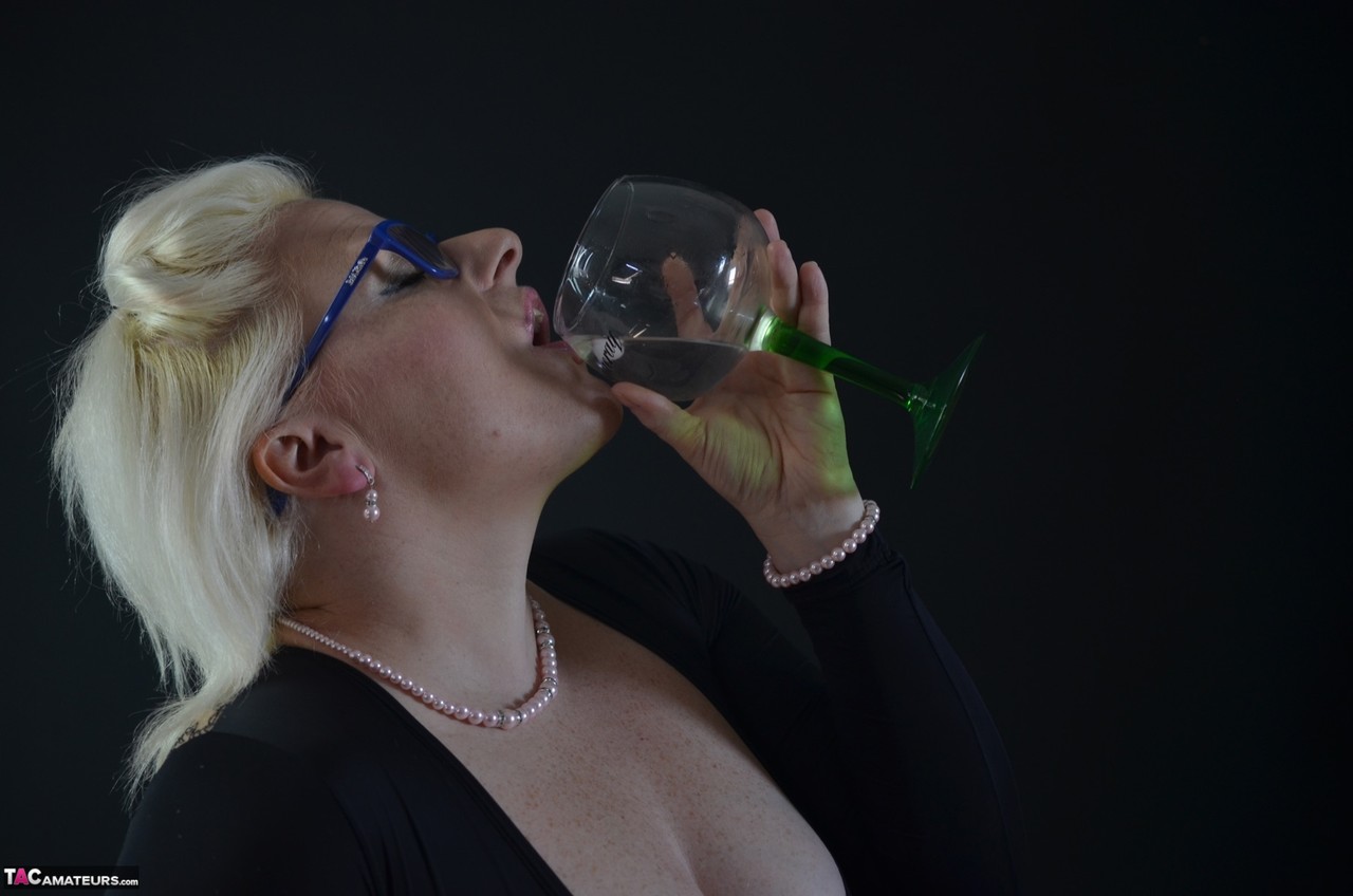 Tattooed Blonde Mollie Fo Prepares To Swallow Water From A Goblet