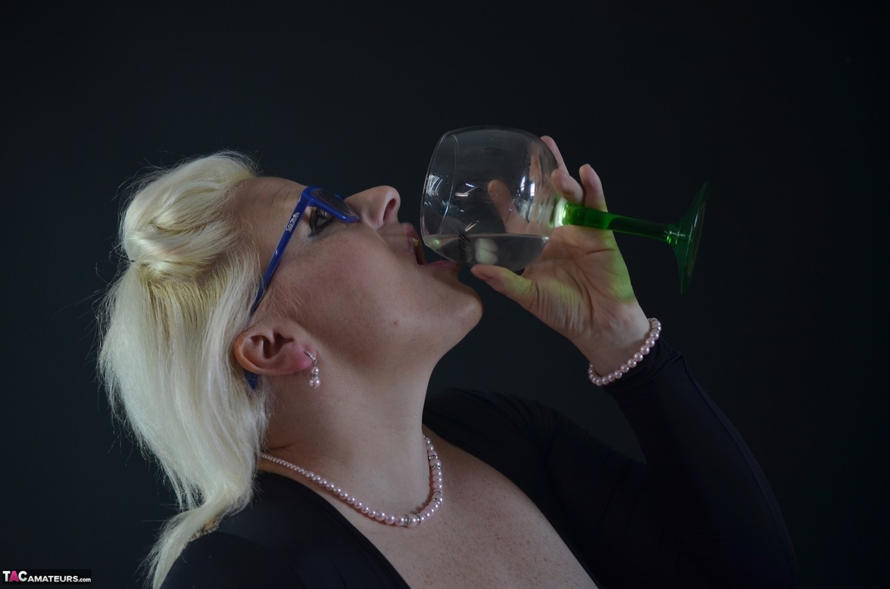 Tattooed Blonde Mollie Fo Prepares To Swallow Water From A Goblet