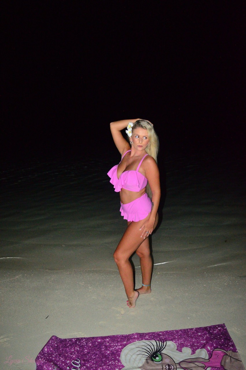 Curvy Uk Blonde Lycia Sharyl Gets Totally Naked During Outdoor Action At Night