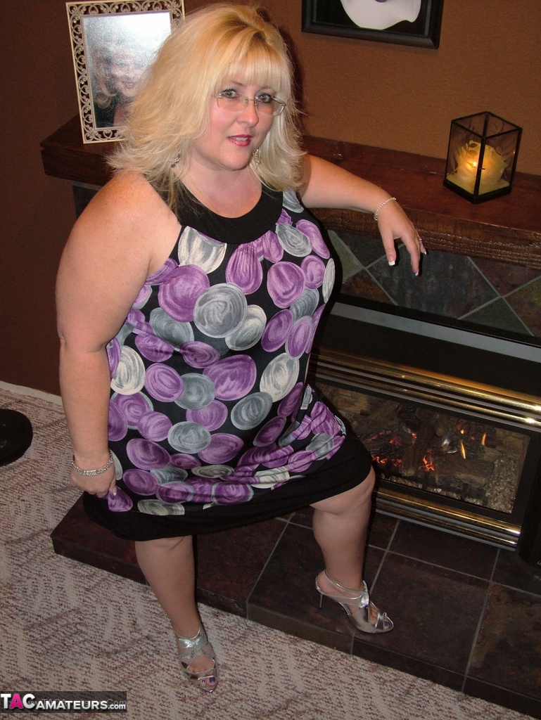 Overweight Blonde Taffy Spanx Shows Her Tight Pussy After Going Nude In Heels