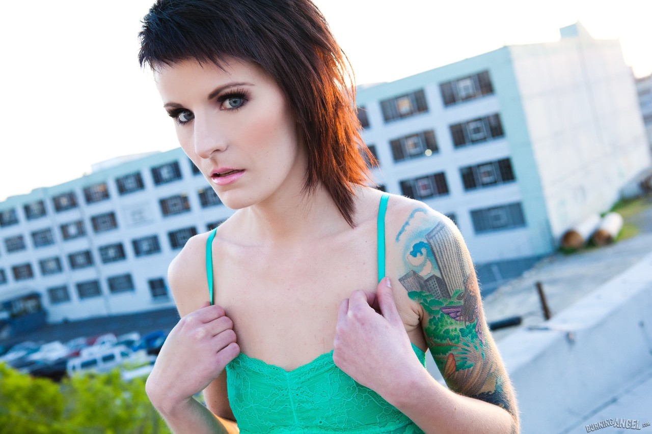 Skinny alt babe with tattooed body exposing tiny tits outdoors on rooftop porno foto #424124349