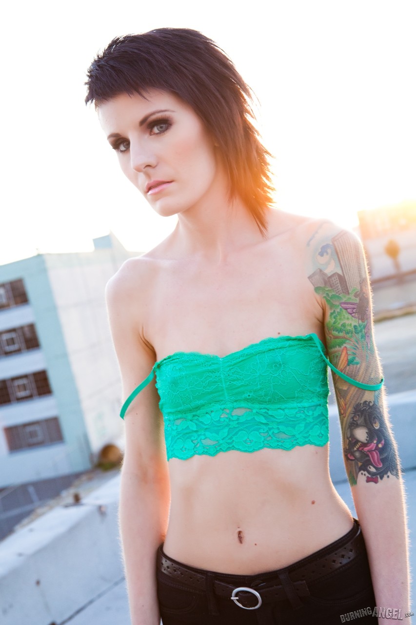 Skinny alt babe with tattooed body exposing tiny tits outdoors on rooftop porno foto #424124356