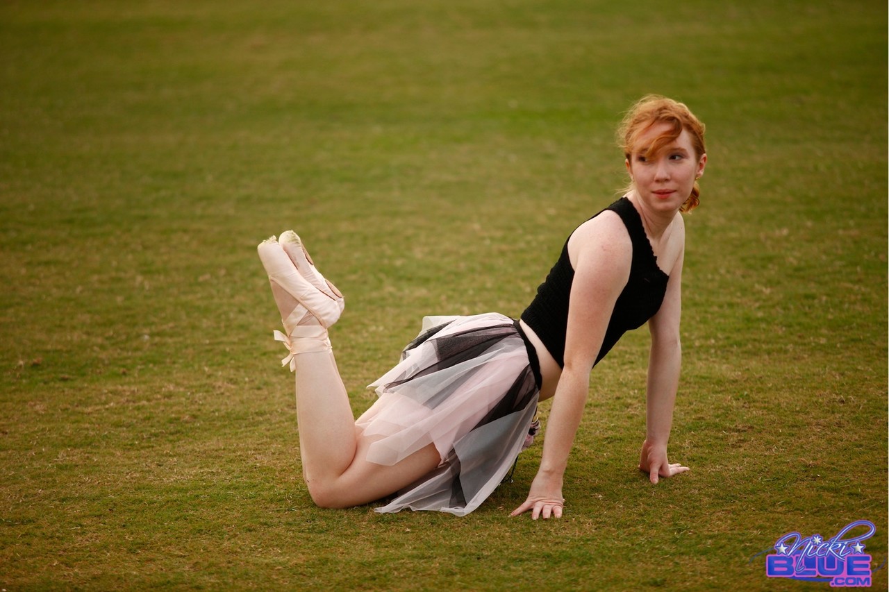 Natural redhead Nicki Blue works on her ballerina moves in an expansive field foto pornográfica #429166238