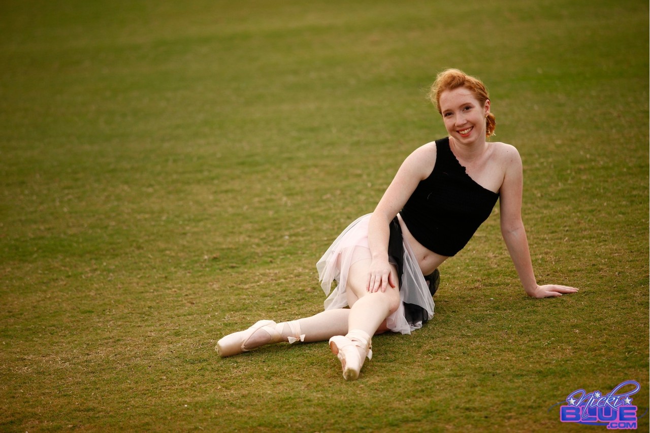 Natural redhead Nicki Blue works on her ballerina moves in an expansive field Porno-Foto #429166249