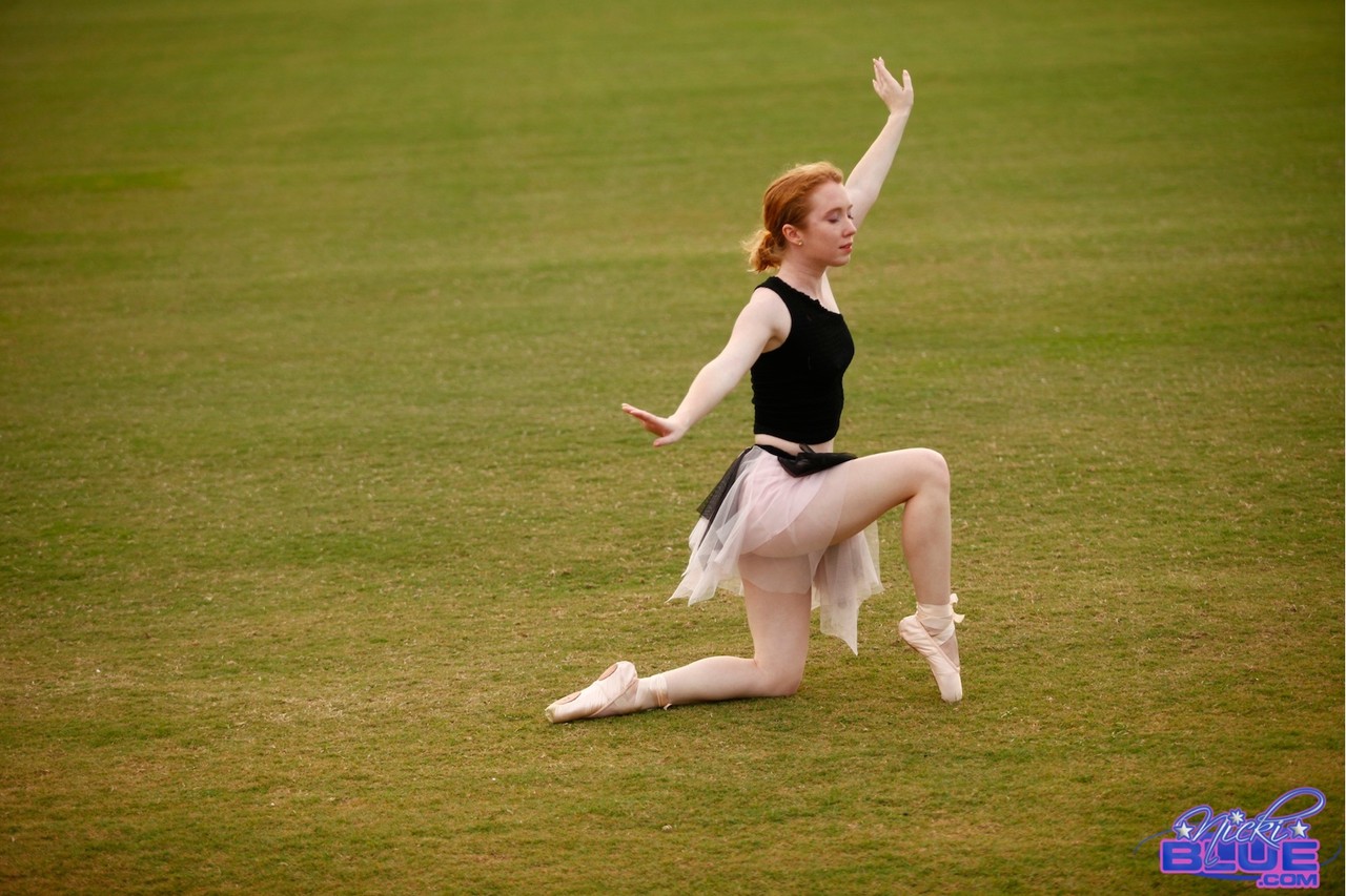 Natural redhead Nicki Blue works on her ballerina moves in an expansive field 色情照片 #429166343 | Nicki Blue Pics, Nicki Blue, Ballerina, 手机色情