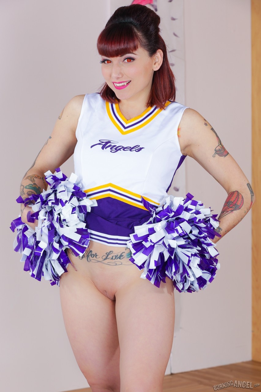 Tattooed cheerleader Veronica Layke offers up naked pussy on her knees zdjęcie porno #427736915