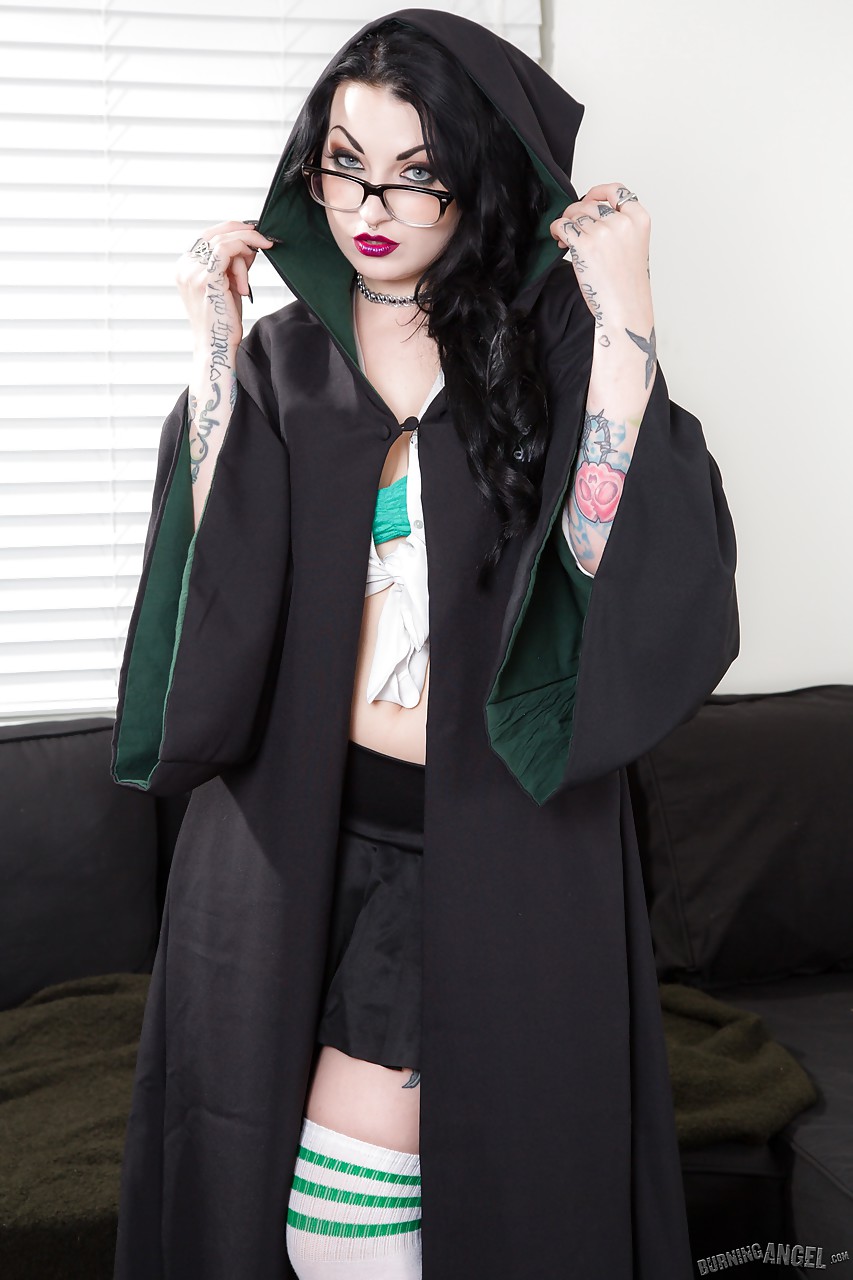 Nerdy goth Draven Star sheds skirt to model naked in over the knee socks porno foto #427025524