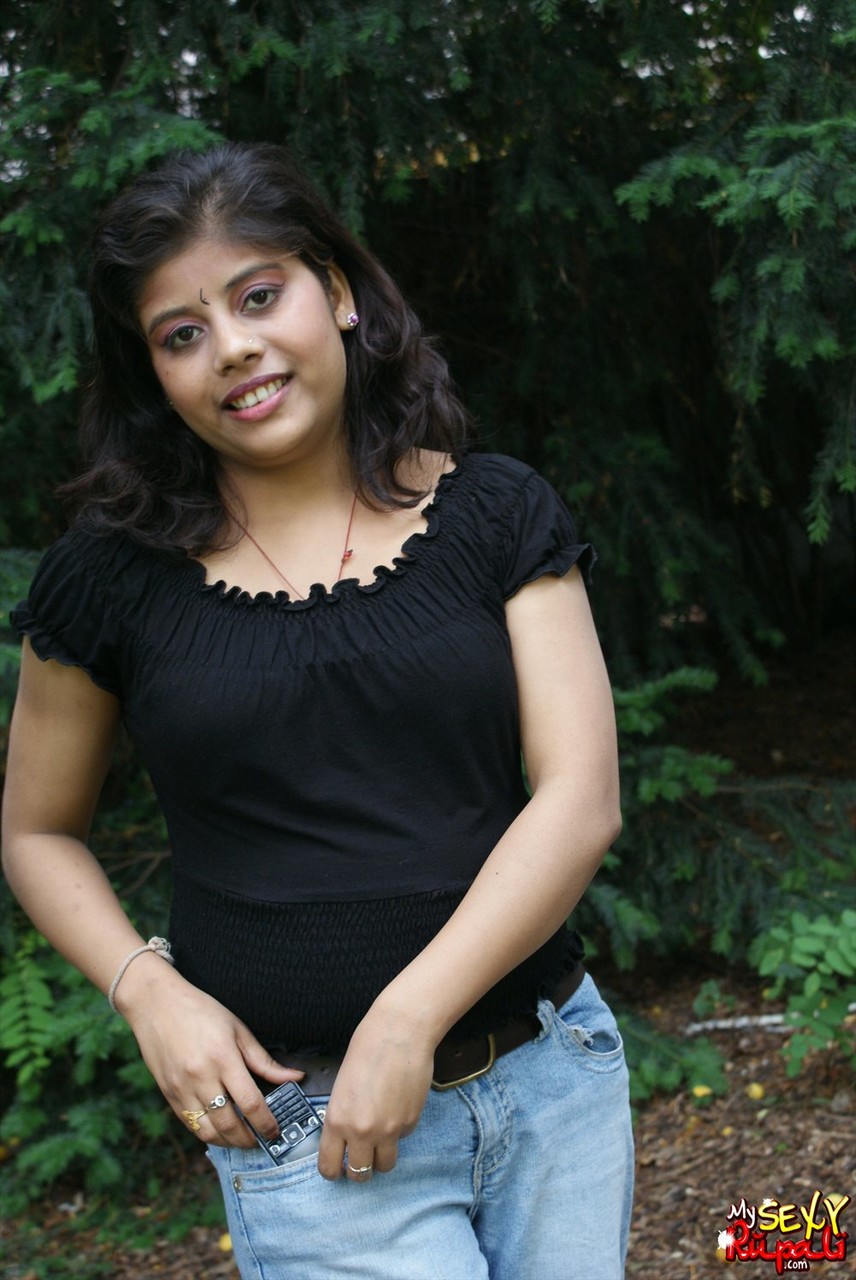 Cute Indian girl Rupali exposes her nice tits while underneath a tree порно фото #425108255