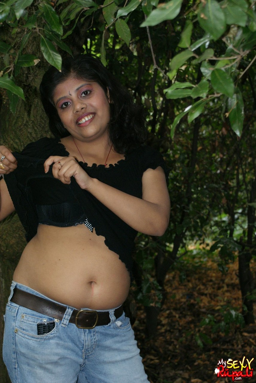 Cute Indian girl Rupali exposes her nice tits while underneath a tree zdjęcie porno #425108256