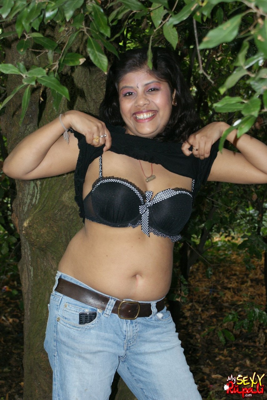 Cute Indian girl Rupali exposes her nice tits while underneath a tree ポルノ写真 #425108258
