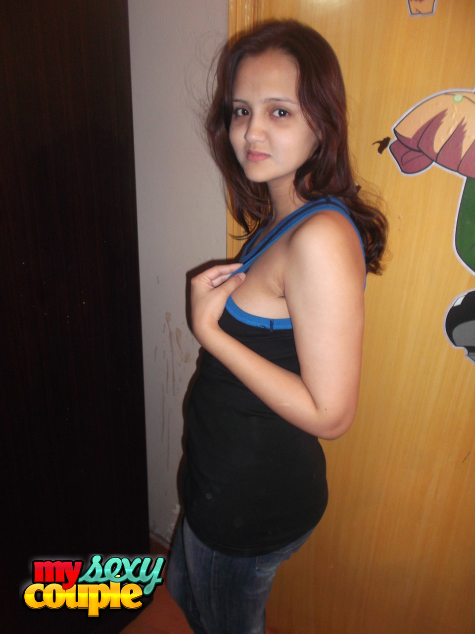 Indian amateur Sonia Bhabhi lifts up her tank top and fondles her titties porn photo #425090423