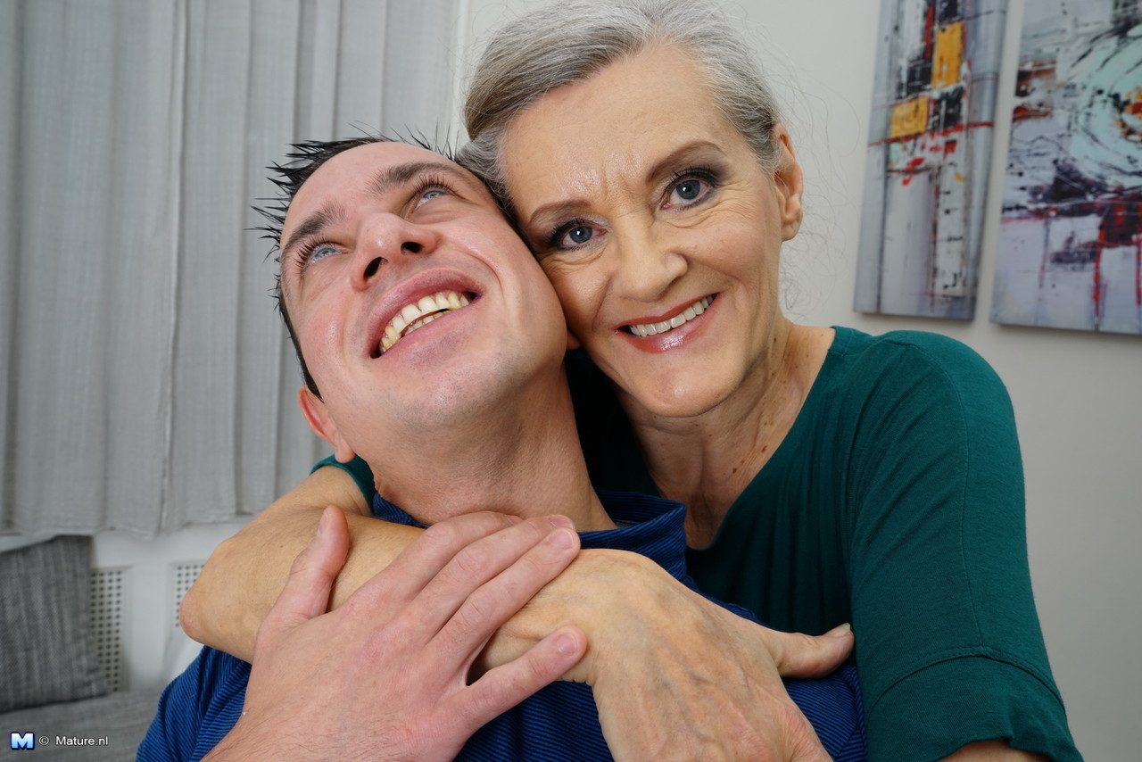 Grey haired granny and her young boy toy get down to fucking after foreplay ポルノ写真 #429053945