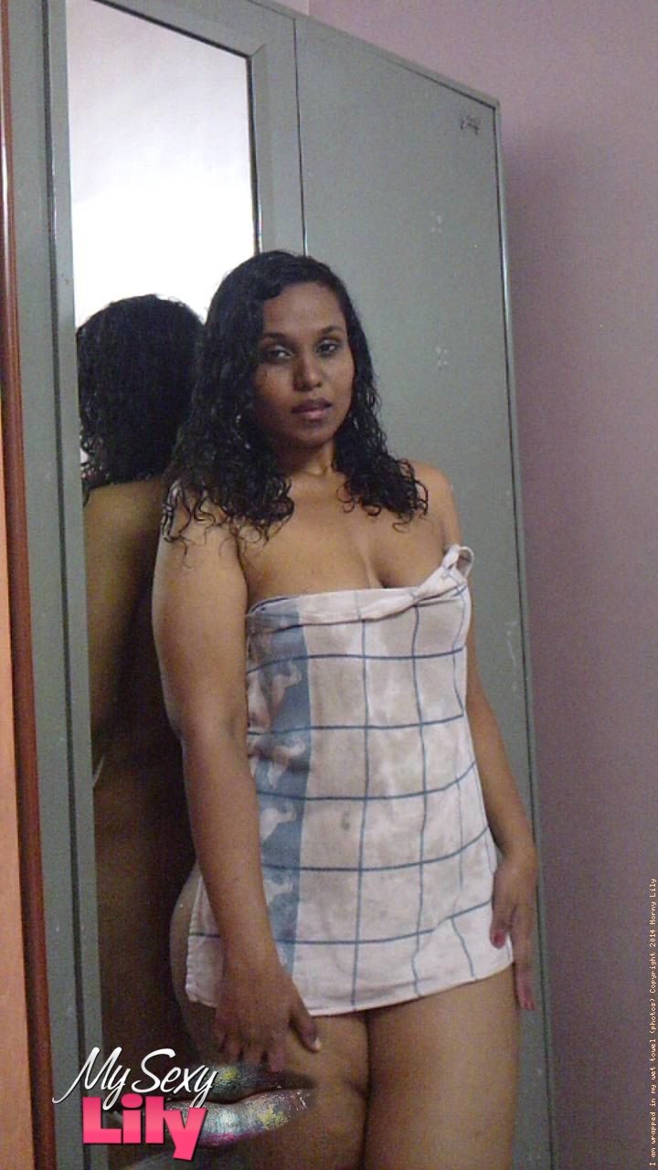 Indian plumper Lily Singh shows her bare ass and natural tits afore a  mirror - PornPics.com