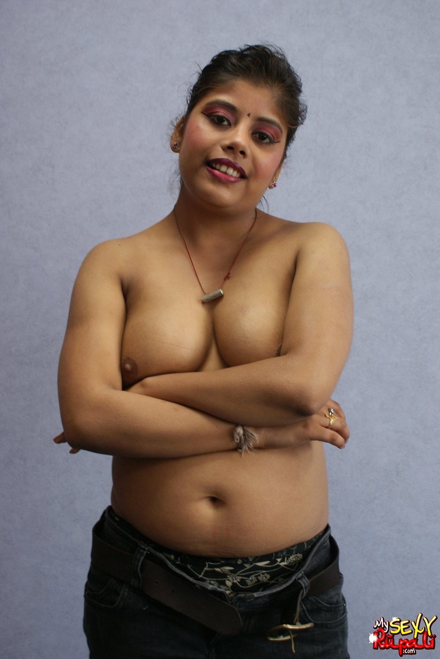 Indian solo girl Rupali uncups her boobs while getting bare naked porn photo #425145266