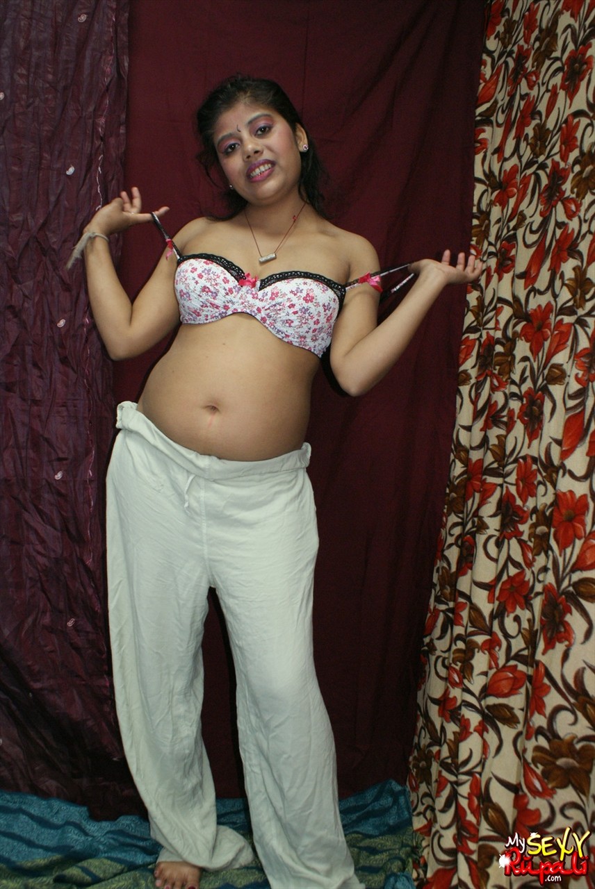 Indian first timer Rupali Bhabhi grabs her bare ass after getting naked porno fotoğrafı #423941107