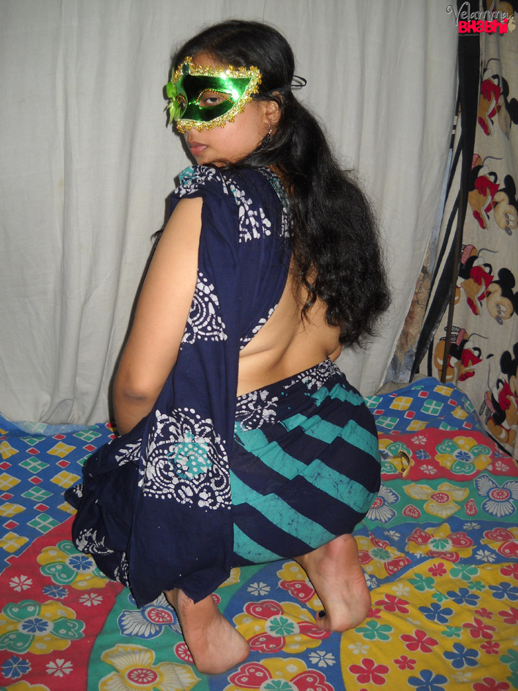Fat Indian woman Juicy covers up her naked tits after getting naked in a mask foto porno #424727355