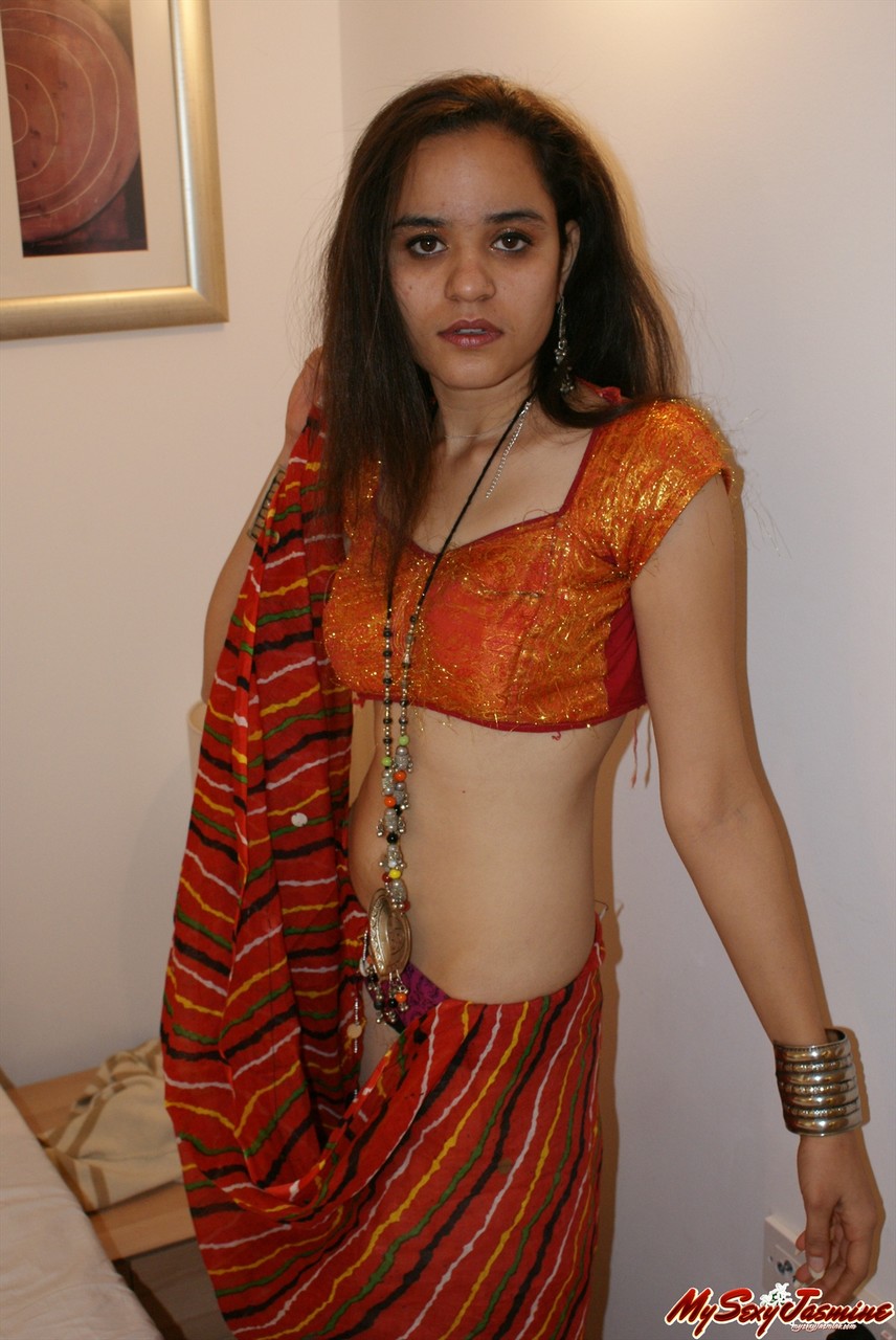 Indian Princess Nude - Indian princess Jasime takes her traditional clothes and poses nude -  PornPics.com